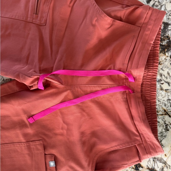 *FIGS SET* Yola™ Skinny Scrub Pants [XS] & Catarina™ One-Pocket Scrub Top [XS] - Picture 15 of 15